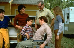 Vom Krieg gezeichnet, aber &uuml;bergl&uuml;cklich seine Familie wiedersehen zu d&uuml;rfen, kehrt Kriegsveteran Ron Kovic (Tom Cruise, 3.v.r.) in seine Heimat zur&uuml;ck.