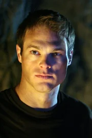 Tim Nolan (George Stults) einer der Entf&uuml;hrten, versucht sich vor den J&auml;gern durch die Wildnis zu schlagen. . Hydra - The Lost Island