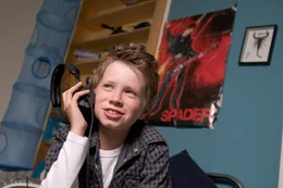 Lasse (Lukas Schust) ist &uuml;berzeugt, dass der amerikanische Rockmusiker Dylan Spader sein Vater ist.
