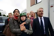 K&ouml;nnen nicht glauben, dass ihr Garten jetzt an der "Chinesischen Mauer" liegt: (v.l.n.r.) Katja Wagner, Bettina Zimmermann, Leon Seidel, Florentine Lahme, Julia B&auml;hre, Christoph M. Ohrt ...