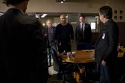 Reid (Matthew Gray Gubler, l.), Morgan (Shemar Moore, M.), Hotch (Thomas Gibson, 2.v.r.) und Rossi (Joe Mantegna, r.) werden nach Rapid City gerufen, um Detective Tom Landry (John Posey, 2.v.l.) bei der Aufkl&auml;rung eines neuen Falls behilflich zu sein.