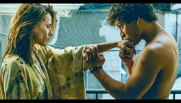Darko (Malik Blumenthal) und die &auml;ltere Alina (Antje Traue) beginnen eine wild-romantische Aff&auml;re.
