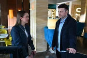 Bens (Jörg Rohde) Interesse am Zentrum wird durch Lucie (Julia Wiedemann) wieder geweckt. Bens (Jörg Rohde) Interesse am Zentrum wird durch Lucie (Julia Wiedemann) wieder geweckt.