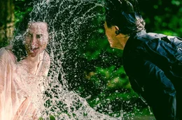 Darko (Malik Blumenthal) verliebt sich in Alina (Antje Traue).