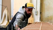 Damit das Holz-Surfboard möglichst leicht wird, ist das Brett innen hohl – nur ein Gerippe sorgt für Stabilität. Damit das Holz-Surfboard möglichst leicht wird, ist das Brett innen hohl – nur ein Gerippe sorgt für Stabilität.