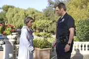 Als Nolan (Nathan Fillion) von Debbie (Lizze Broadway) mehr &uuml;ber die Sekte und dessen Propheten erf&auml;hrt, kommt ihm die Sache zunehmend unheimlich vor.