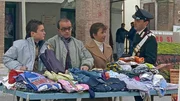 Don Matteos Freunde Nerino, Pippo und Natalina (Natalie Guetta, 2.v.r.) sammeln nicht nur Kleiderspenden fuer Beduerftige, sondern auch Loesegeld fuer Don Matteo. Das darf die Polizei aber nicht erfahren.