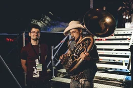 Michael Ostrowski (r.) w&auml;hrend ServusTV's "Ostrowski beim Woodstock der Blasmusik" am Woodstock der Blasmusik 2025 in Ort im Innkreis, Ober&ouml;sterreich, &Ouml;sterreich