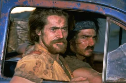 In einem mexikanischen Heim f&uuml;r verwundete Vietnamveteranen freundet sich Ron Kovic (Tom Cruise, re.) mit dem ebenfalls querschnittsgel&auml;hmten Charlie (Willem Dafoe, li.) an.