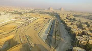 Kairo, Ägypten - Drohnenaufnahme des Großen Ägyptischen Museums außerhalb von Kairo. (Blink Films/i-Fly Egypt) Kairo, Ägypten - Drohnenaufnahme des Großen Ägyptischen Museums außerhalb von Kairo. (Blink Films/i-Fly Egypt)