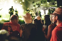 Michael Ostrowski (m.) w&auml;hrend ServusTV's "Ostrowski beim Woodstock der Blasmusik" am Woodstock der Blasmusik 2025 in Ort im Innkreis, Ober&ouml;sterreich, &Ouml;sterreich