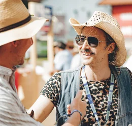 Michael Ostrowski w&auml;hrend ServusTV's "Ostrowski beim Woodstock der Blasmusik" am Woodstock der Blasmusik 2025 in Ort im Innkreis, Ober&ouml;sterreich, &Ouml;sterreich