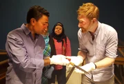 Kairo, &Auml;gypten - Untersuchung des eisernen Tut-Dolches.