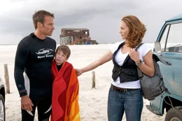 Katja (Sonsee Neu, r.) holt Lasse (Lukas Schust, M.) am Strand ab. Sie wu&szlig;te nicht, dass er mit Nick (Marco Girnth, l.) zum Surfen ist.