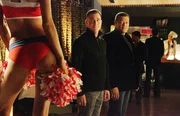 "CSI - Den T&auml;tern auf der Spur", "Duftende H&ouml;schen." Ein Teil des CSI-Team &uuml;berwacht in einem Hotel zwei junge M&auml;nner, die Ecstasy im gro&szlig;en Stil herstellen. W&auml;hrend der Ermittlungen stolpert Archie &uuml;ber Sasha Katsaros, eine Mitarbeiterin des Hotelcasinos, die tot auf einer Laderampe liegt. Um die &Uuml;berwachung der Ecstasy-Hersteller nicht zu gef&auml;hrden, muss das Team bei den Mordermittlungen m&ouml;glichst unauff&auml;llig arbeiten. Da dem Opfer das H&ouml;schen fehlt, gehen die Fahnder vorerst von einer sexuell motivierten Tat aus. Im Bild (v.li.): George Eads (Nick Stokes), Laurence Fishburne (Dr. Raymond Langston).