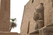 Luxor, Ägypten - Statue des Pharaos in Luxor. (Blink Films/Lina Zilinskaite) Luxor, Ägypten - Statue des Pharaos in Luxor. (Blink Films/Lina Zilinskaite)