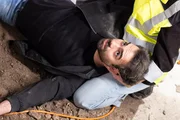 Baris (Metehan Demiröz) stolpert der Liebe förmlich in die rettenden Arme. Baris (Metehan Demiröz) stolpert der Liebe förmlich in die rettenden Arme.