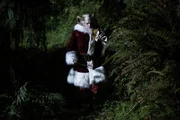 Der Krampus (Derek Mears) ist eine besondere Art Wesen, er entführt vor Weihnachten unartige Kinder und hängt sie in einen Baum, um sie am Tag der Wintersonnenwende zu verspeisen. Der Krampus (Derek Mears) ist eine besondere Art Wesen, er entführt vor Weihnachten unartige Kinder und hängt sie in einen Baum, um sie am Tag der Wintersonnenwende zu verspeisen.