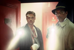 Das Schicksal der beiden Detectives David Mills (Brad Pitt, l.) und William Somerset (Morgan Freeman, r.) verkn&uuml;pft sich immer st&auml;rker mit dem des Serienm&ouml;rders ...