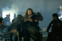 Die Demonstration eskaliert und Ron Kovic (Tom Cruise, M.) wird von seinen Freunden in Sicherheit gebracht.