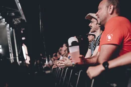 Michael Ostrowski (2.v.r.) w&auml;hrend ServusTV's "Ostrowski beim Woodstock der Blasmusik" am Woodstock der Blasmusik 2025 in Ort im Innkreis, Ober&ouml;sterreich, &Ouml;sterreich
