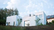 Die einzelnen Wohnwürfel sind in den Hang gestaffelt. Dadurch wirkt das Ensemble ein bisschen wie ein griechisches Dorf. Die einzelnen Wohnwürfel sind in den Hang gestaffelt. Dadurch wirkt das Ensemble ein bisschen wie ein griechisches Dorf.