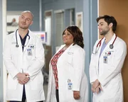 (v.l.n.r.) Dr. Cormac Hayes (Richard Flood); Dr. Miranda Bailey (Chandra Wilson); Dr. Levi Schmitt (Jake Borelli) (v.l.n.r.) Dr. Cormac Hayes (Richard Flood); Dr. Miranda Bailey (Chandra Wilson); Dr. Levi Schmitt (Jake Borelli)