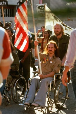 Bei einer Demonstration gegen den Krieg, beweist Vietnamkriegsveteran Ron Kovic (Tom Cruise, M.), dass die U.S. Regierung durch den Patriotismus die gesamte Bev&ouml;lkerung hinters Licht gef&uuml;hrt hat...