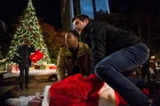 Nick (David Giuntoli, r.) und Hank (Russell Hornsby) schießen bei ihren Ermittlungen etwas übers Ziel hinaus und landen somit sogar in den Fernsehnachrichten. Nick (David Giuntoli, r.) und Hank (Russell Hornsby) schießen bei ihren Ermittlungen etwas übers Ziel hinaus und landen somit sogar in den Fernsehnachrichten.