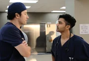 "Atlanta Medical", "Gebrochenes Herz." Priya bittet Devon, mit ihr nach San Francisco zu ziehen, doch er lehnt ab. Zu hart hat er für die Aufnahme als Assistenzarzt am 'Chastain Memorial' gearbeitet, um wieder von vorne anzufangen. Dr. Bell wird von Lane Hunters Anwalt einem peinlichen Verhör unterzogen. Er besucht daraufhin Lane im Gefängnis. Die ehemalige Star-Onkologin macht ihm heftige Vorwürfe und will sich für seinen Verrat rächen. Conrad macht sich große Sorgen um seinen kleinen Patienten Henry. Er hat Skrupel, das von Julian empfohlene, aber noch kaum erprobte Mittel einzusetzen.Im Bild (v.li.): Michael Hogan (Dr. Albert Nolan), Manish Dayal (Dr. Devon Pravesh). "Atlanta Medical", "Gebrochenes Herz." Priya bittet Devon, mit ihr nach San Francisco zu ziehen, doch er lehnt ab. Zu hart hat er für die Aufnahme als Assistenzarzt am 'Chastain Memorial' gearbeitet, um wieder von vorne anzufangen. Dr. Bell wird von Lane Hunters Anwalt einem peinlichen Verhör unterzogen. Er besucht daraufhin Lane im Gefängnis. Die ehemalige Star-Onkologin macht ihm heftige Vorwürfe und will sich für seinen Verrat rächen. Conrad macht sich große Sorgen um seinen kleinen Patienten Henry. Er hat Skrupel, das von Julian empfohlene, aber noch kaum erprobte Mittel einzusetzen.Im Bild (v.li.): Michael Hogan (Dr. Albert Nolan), Manish Dayal (Dr. Devon Pravesh).
