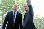 "Atlanta Medical", "Der Tanz." Devon und Priya sollen heute heiraten, doch Devon ist wegen seiner Gefühle für Julian hin- und hergerissen. Diese hat inzwischen herausgefunden, dass ihr Chef Gordon Page ein Betrüger ist und trifft eine folgenschwere Entscheidung. Lane Hunter sitzt weiterhin in Untersuchungshaft und droht Dr. Bell, ein Sex-Video von ihm zu veröffentlichen. Conrads Vater Marshall wird mit starken Bauchschmerzen ins Chastain Memorial eingeliefert. Seine Diagnose ist niederschmetternd.Im Bild (v.li.): Glenn Morshower (Marshall Winthrop), Bruce Greenwood (Dr. Randolph Bell). "Atlanta Medical", "Der Tanz." Devon und Priya sollen heute heiraten, doch Devon ist wegen seiner Gefühle für Julian hin- und hergerissen. Diese hat inzwischen herausgefunden, dass ihr Chef Gordon Page ein Betrüger ist und trifft eine folgenschwere Entscheidung. Lane Hunter sitzt weiterhin in Untersuchungshaft und droht Dr. Bell, ein Sex-Video von ihm zu veröffentlichen. Conrads Vater Marshall wird mit starken Bauchschmerzen ins Chastain Memorial eingeliefert. Seine Diagnose ist niederschmetternd.Im Bild (v.li.): Glenn Morshower (Marshall Winthrop), Bruce Greenwood (Dr. Randolph Bell).