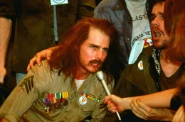 Der &uuml;berzeugte Kriegsgegner Ron Kovic (Tom Cruise, l.) m&ouml;chte so vielen Menschen wie m&ouml;glich zeigen, was der Krieg aus ihm gemacht hat...