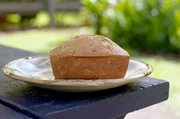 F&uuml;r das Bananenbrot werden zun&auml;chst die gesch&auml;lten Bananen zerdr&uuml;ckt, bevor sie &ndash; vermischt mit Mehl, Zucker, Backpulver und Butter &ndash; im Ofen goldbraun und saftig gebacken werden.