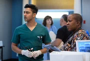 Manish Dayal (Dr. Devon Pravesh), Denitra Isler (Schwester Hundley). Manish Dayal (Dr. Devon Pravesh), Denitra Isler (Schwester Hundley).