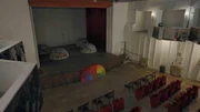 Ein Konferenzsaal, der in ein Theater verwandelt wurde, in BUNK'ART 1