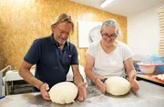 Franks Buchholz (l) mit Andjelka Cajic de Rooij. Sie ist vor dreißig Jahren vor dem Krieg in Bosnien in die Niederlande geflohen. Nach einer Karriere im IT-Bereich folgte sie ihrem Herzen und eröffnete in Friesland eine kleine Hinterhof-Bäckerei. Franks Buchholz (l) mit Andjelka Cajic de Rooij. Sie ist vor dreißig Jahren vor dem Krieg in Bosnien in die Niederlande geflohen. Nach einer Karriere im IT-Bereich folgte sie ihrem Herzen und eröffnete in Friesland eine kleine Hinterhof-Bäckerei.