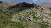 Der u-f&ouml;rmige Eingang zur Kriegshauptstadt in den albanischen Bergen