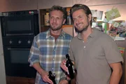 Paul (Niklas Osterloh, l.) und Philip (J&ouml;rn Schl&ouml;nvoigt) sind froh, dass die Sommerparty anscheinend doch gerettet ist.