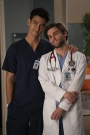 Dr. Nico Kim (Alex Landi, l.); Dr. Levi Schmitt (Jake Borelli, r.)