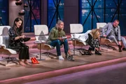 Die "L&ouml;wen" (v.l.) Tijen Onaran, Nils Glagau, Dagmar W&ouml;hrl und Ralf D&uuml;mmel unterziehen die Dartsschuhe von "Triple20" direkt dem Praxistest.   +++