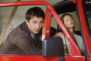 Thomas Merk (Andreas Elsholz) will mit Nina v. Stahl (Catherine Oborny) im Auto fl&uuml;chten.