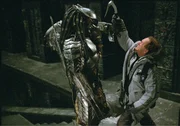 Predator und Charles Bishop Weyland (Lance Henriksen, r.)