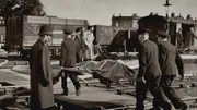 Im August 1952 wird der Bahnangestellte Geoffrey Dean in seinem Fahrkartenschalter ermordet. Im August 1952 wird der Bahnangestellte Geoffrey Dean in seinem Fahrkartenschalter ermordet.