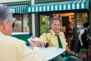 Vor der Metzgerei beraten sich Hubert (Christian Tramitz, m.) und Girwidz (Michaerl Brandner, l.) noch einmal zum Fall. Vor der Metzgerei beraten sich Hubert (Christian Tramitz, m.) und Girwidz (Michaerl Brandner, l.) noch einmal zum Fall.