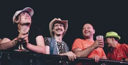 Michael Ostrowski (2.v.l.) w&auml;hrend ServusTV's "Ostrowski beim Woodstock der Blasmusik" am Woodstock der Blasmusik 2025 in Ort im Innkreis, Ober&ouml;sterreich, &Ouml;sterreich