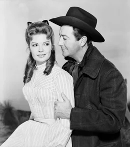 Peggy (Patricia Owens), Jake Wade (Robert Taylor)
