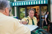 Während Girwidz (Michael Brandner, l.) von Resi und den Fleischpflanzerln entzückt ist, ist Hubert (Christian Tramitz, m.) misstrauisch. Während Girwidz (Michael Brandner, l.) von Resi und den Fleischpflanzerln entzückt ist, ist Hubert (Christian Tramitz, m.) misstrauisch.