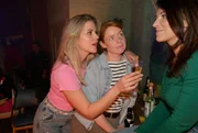 Alicia (Josefin Bressel, l.) und Toni (Olivia Marei, M.) wollen unbeschwert feiern. Rechts Lilly (Iris Mareike Steen)