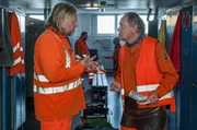Werner Träsch (Uwe Ochsenknecht, re.) treibt bei Specki (Frank Kessler) den offenen Deckel ein. Werner Träsch (Uwe Ochsenknecht, re.) treibt bei Specki (Frank Kessler) den offenen Deckel ein.