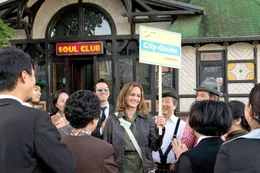 Die alleinerziehende Katja (Sonsee Neu, M.) kommt mit ihrem Job als Stadtf&uuml;hrerin und als Aushilfe im Musikcaf&eacute;s ihres Onkels ganz gut &uuml;ber die Runden.